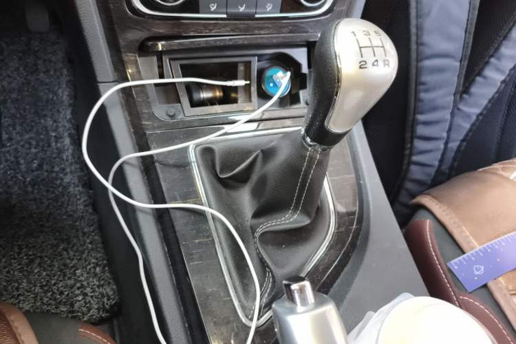 Used Zotye T600 2015 Family Edition 2.0T Manual Elite Version Gear Lever
