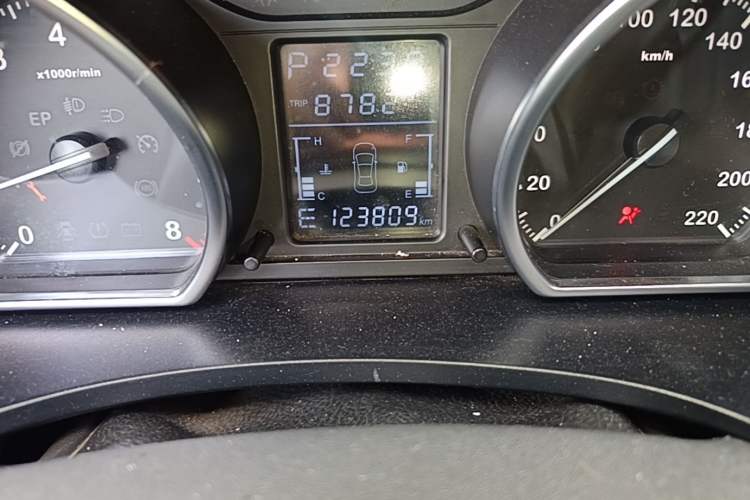 Used Zotye T600 2015 2.0T DCT Prestige Edition Odometer Close Up