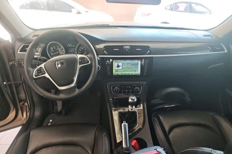Used Zotye T600 2015 1.5T Manual Luxury Model Center Console