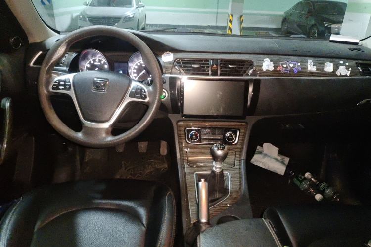 Used Zotye T600 2015 1.5T Manual Elite Model Center Console
