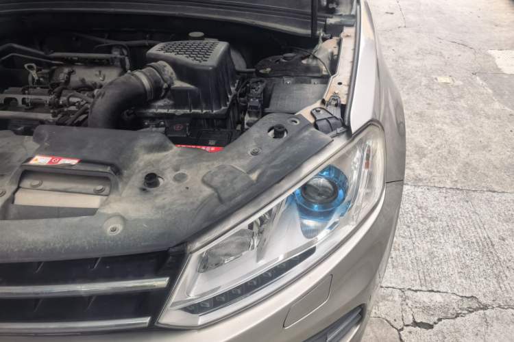 Used Zotye T600 2015 Family Edition 2.0T Manual Elite Version Engine Bay Left