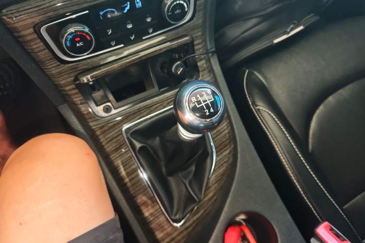 Used Zotye T600 2015 1.5T Manual Luxury Model Gear Lever