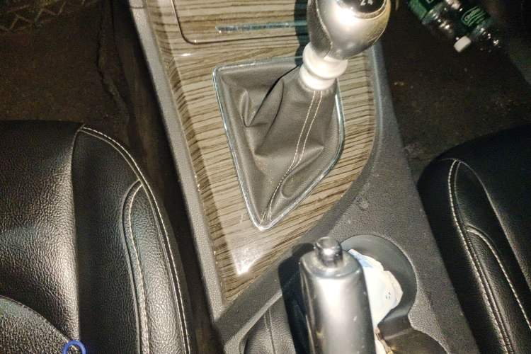 Used Zotye T600 2015 1.5T Manual Elite Model Gear Lever