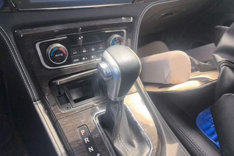 Used Zotye T600 2015 2.0T DCT Prestige Edition Gear Lever