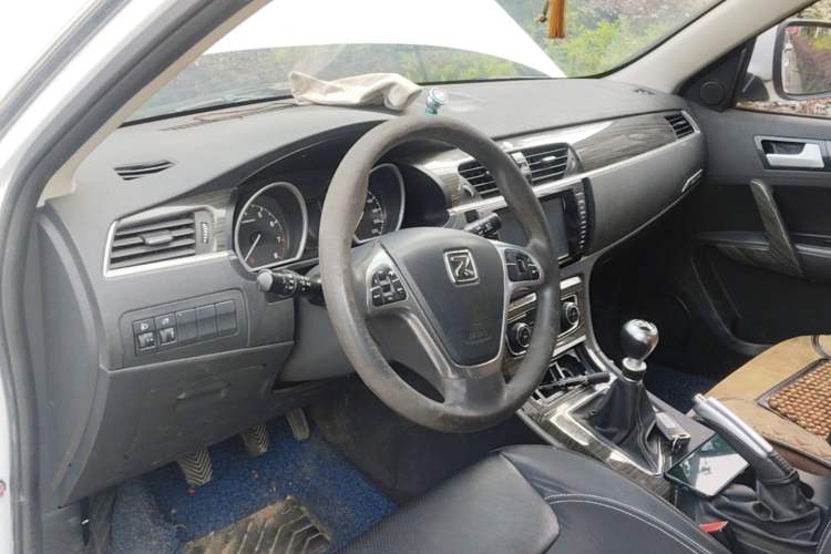 Used Zotye T600 2015 1.5T Manual Elite Model Center Console