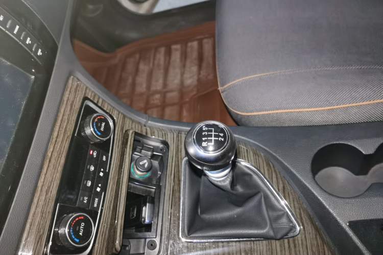 Used Zotye T600 2015 1.5T Manual Flagship Model Gear Lever