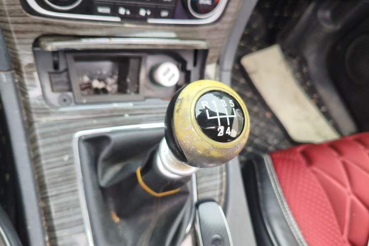Used Zotye T600 2015 Family Edition 2.0T Manual Luxury Version Gear Lever