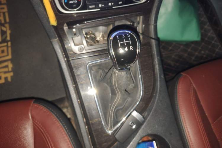Used Zotye T600 2015 Family Edition 2.0T Manual Luxury Version Gear Lever