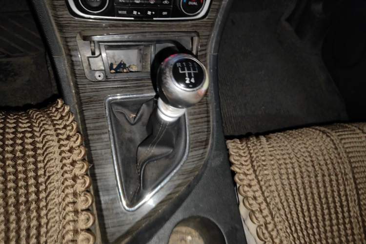 Used Zotye T600 2015 1.5T Manual Luxury Model Gear Lever