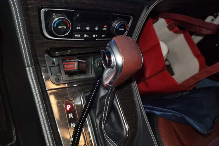 Used Zotye T600 2015 2.0T DCT Prestige Edition Gear Lever