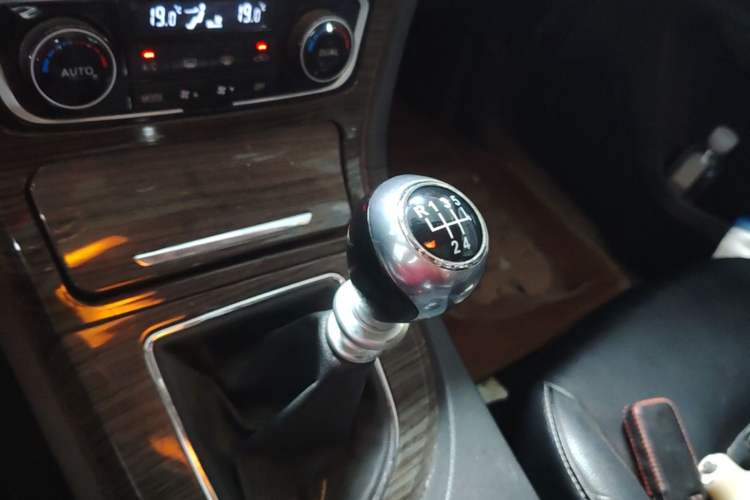 Used Zotye T600 2015 1.5T Manual Elite Model Gear Lever