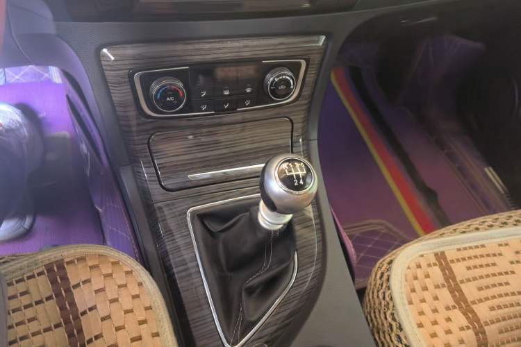 Used Zotye T600 2015 1.5T Manual Luxury Model Gear Lever
