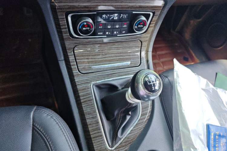 Used Zotye T600 2015 1.5T Manual Luxury Model Gear Lever
