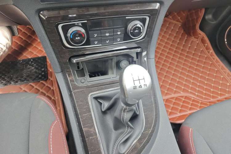 Used Zotye T600 2015 Family Edition 2.0T Manual Elite Version Gear Lever