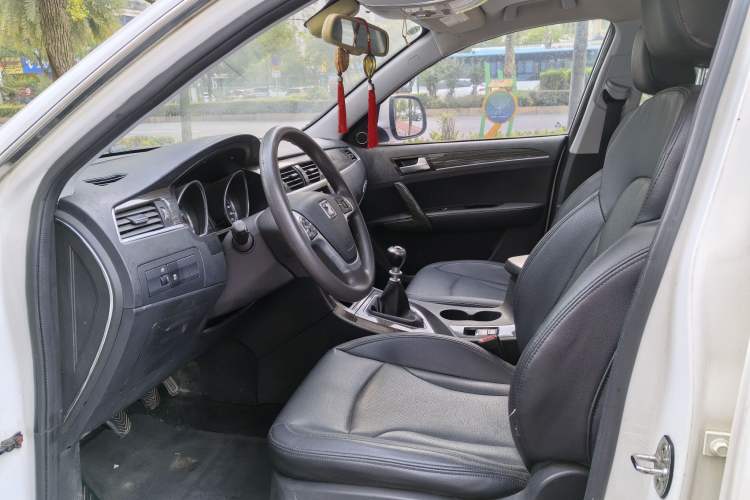Used Zotye T600 2015 1.5T Manual Flagship Model Interior 3