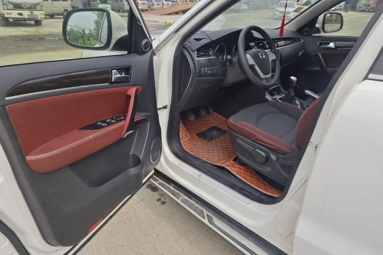 Used Zotye T600 2015 Family Edition 2.0T Manual Elite Version Interior 3