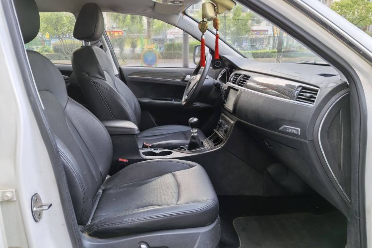 Used Zotye T600 2015 1.5T Manual Flagship Model Interior 5