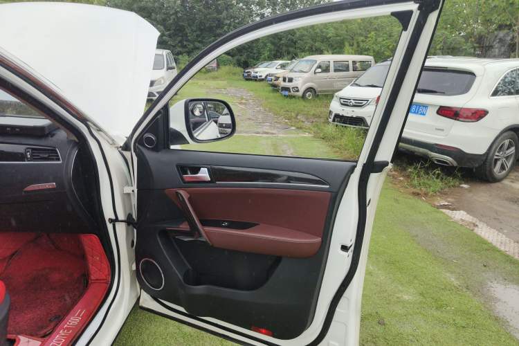 Used Zotye T600 2015 Family Edition 2.0T Manual Elite Version Interior 5