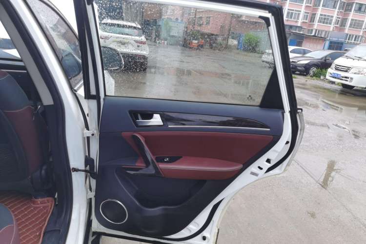 Used Zotye T600 2015 Family Edition 2.0T Manual Elite Version Interior 6