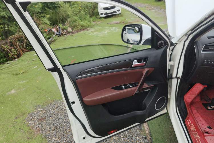 Used Zotye T600 2015 Family Edition 2.0T Manual Elite Version Interior 7