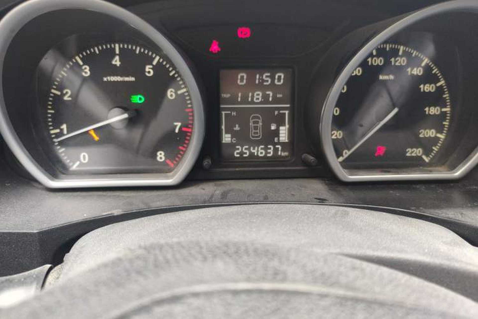 Used Zotye T600 2015 2.0T Manual Luxury Version Odometer Close Up