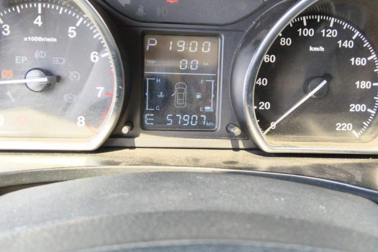 Used Zotye T600 2015 2.0T DCT Prestige Edition Odometer Close Up