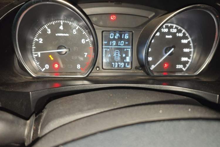 Used Zotye T600 2015 Family Edition 2.0T Manual Luxury Version Odometer Close Up
