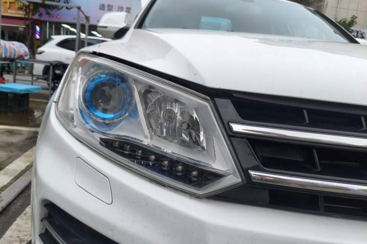 Used Zotye T600 2015 Family Edition 2.0T Manual Luxury Version Right Front Headlight