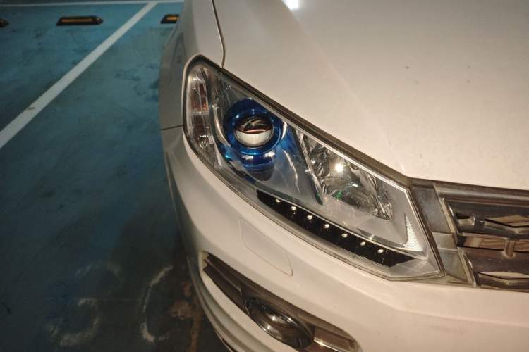 Used Zotye T600 2015 Family Edition 2.0T Manual Luxury Version Right Front Headlight