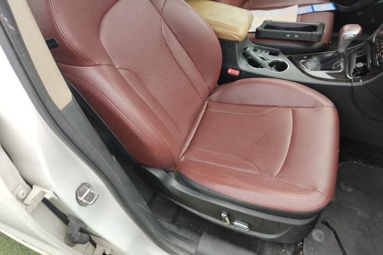 Used Zotye T600 2015 2.0T DCT Prestige Edition Right Front Seat