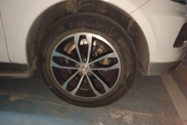 Used Zotye T600 2015 Family Edition 2.0T Manual Luxury Version Right Front Wheel Hub