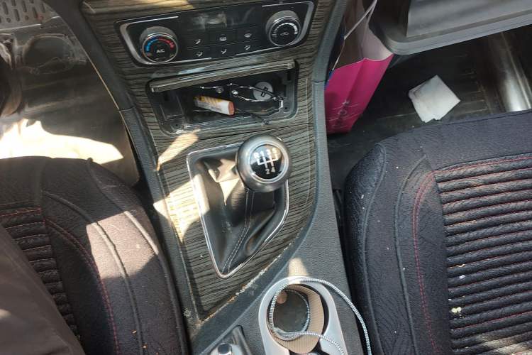Used Zotye T600 2016 1.5T Manual Luxury Model Gear Lever