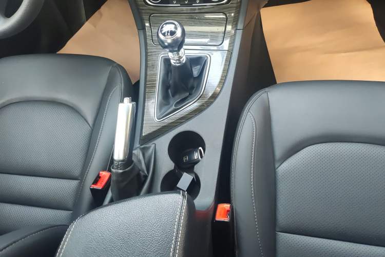 Used Zotye T600 2016 1.5T Manual Luxury Model Interior 6