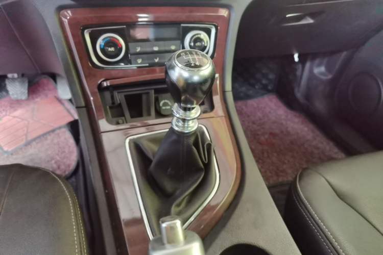 Used Zotye T600 2016 1.5T Manual Elite Edition Gear Lever