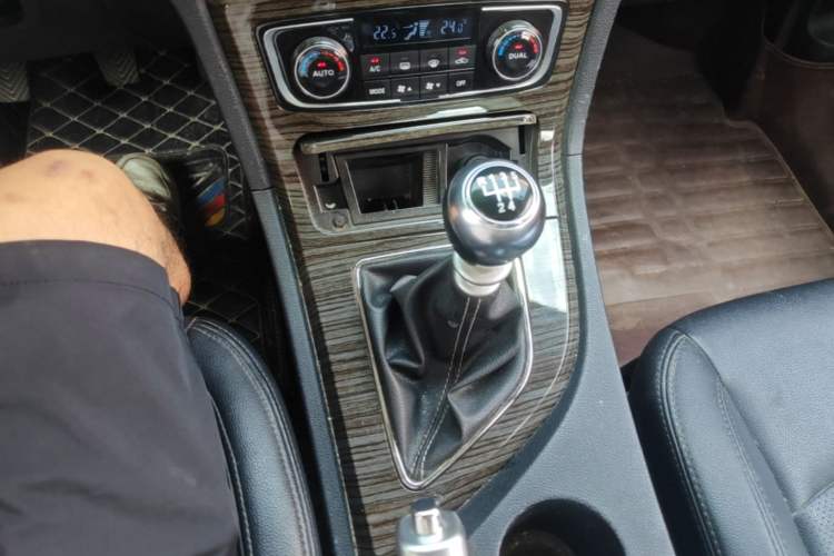 Used Zotye T600 2016 1.5T Manual Luxury Edition Gear Lever