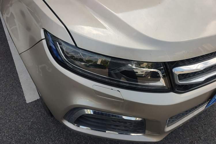 Used Zotye T600 2016 Sport Edition 2.0T DCT Prestige Model Right Front Headlight