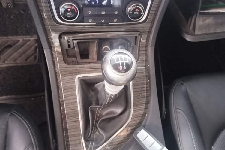 Used Zotye T600 2016 1.5T Manual Luxury Model Gear Lever