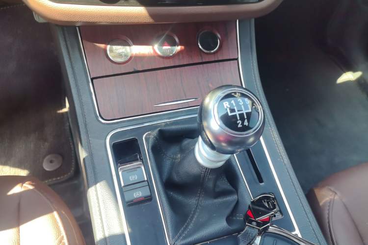 Used Zotye T600 2016 Sports Edition 1.5T Manual Luxury Model Gear Lever