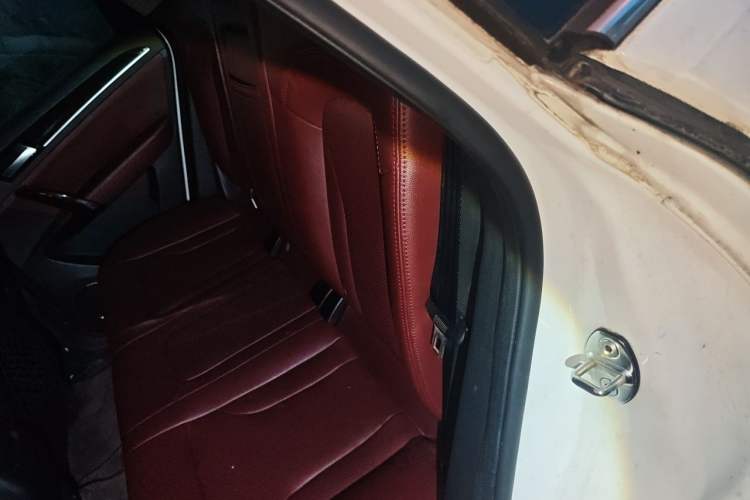 Used Zotye T600 2016 2.0T DCT Prestige Edition Left Rear Seat