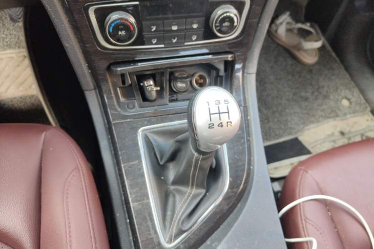 Used Zotye T600 2016 Family Edition 2.0T Manual Luxury Version Gear Lever