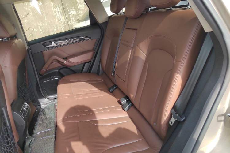 Used Zotye T600 2016 2.0T DCT Prestige Edition Left Rear Seat