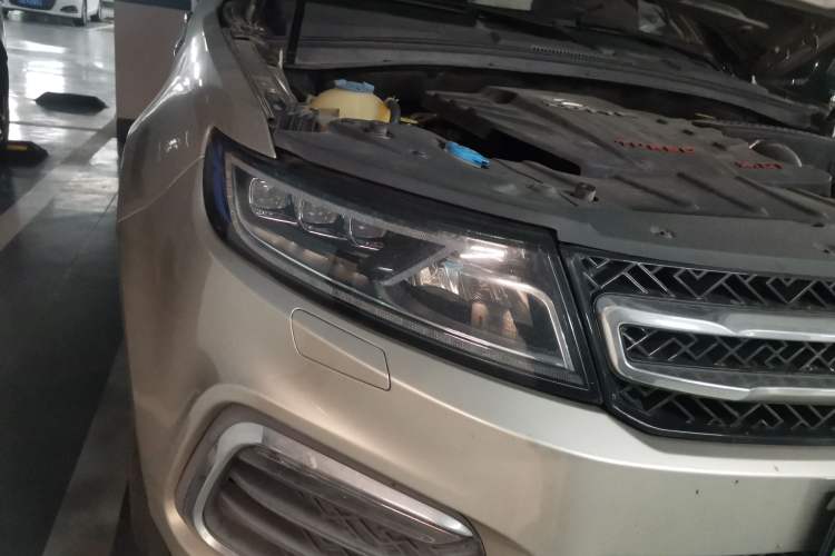 Used Zotye T600 2016 Sport Edition 2.0T DCT Prestige Model Right Front Headlight