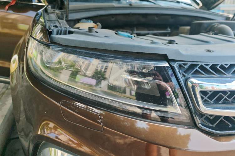 Used Zotye T600 2016 Sport Edition 2.0T DCT Prestige Model Right Front Headlight