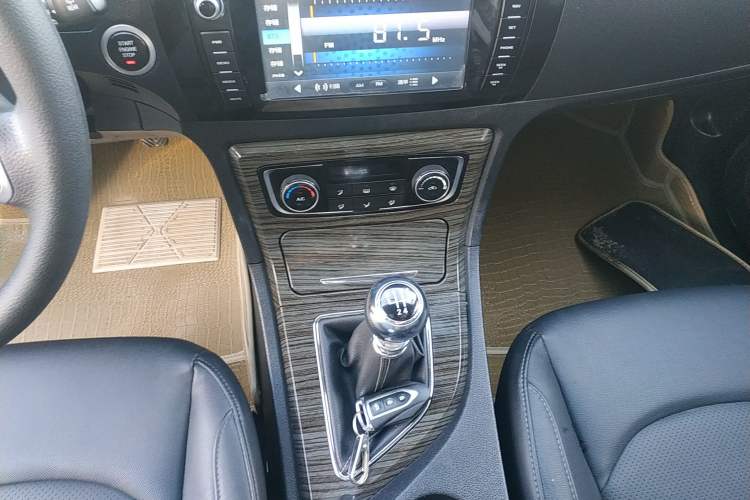 Used Zotye T600 2017 1.5T Manual Luxury New Year Edition Gear Lever