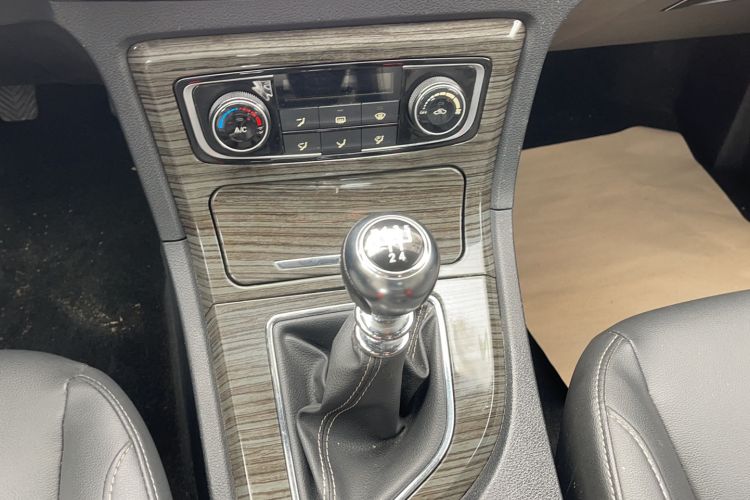 Used Zotye T600 2017 1.5T Manual Luxury New Year Edition Gear Lever