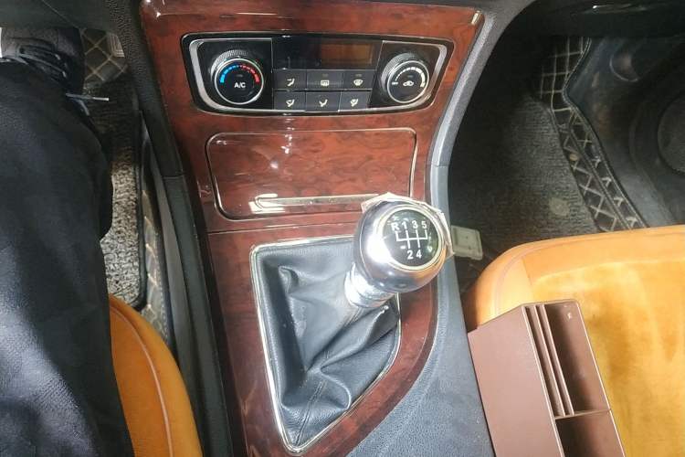Used Zotye T600 2017 1.5T Manual Elite New Year Edition Gear Lever
