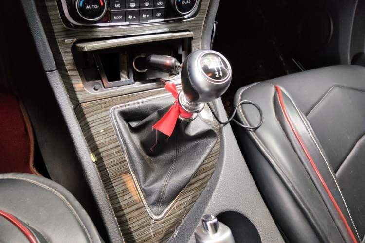 Used Zotye T600 2017 1.5T Manual Luxury New Year Edition Gear Lever