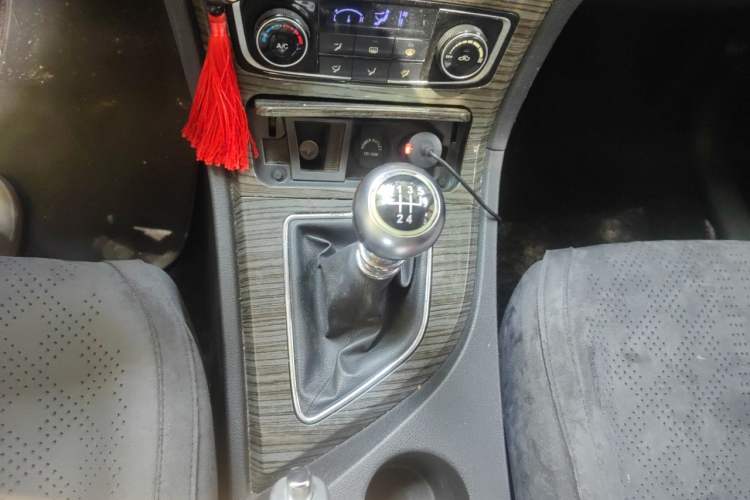 Used Zotye T600 2017 1.5T Manual Luxury New Year Edition Gear Lever