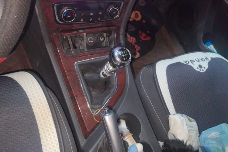 Used Zotye T600 2017 1.5T Manual Elite New Year Edition Gear Lever