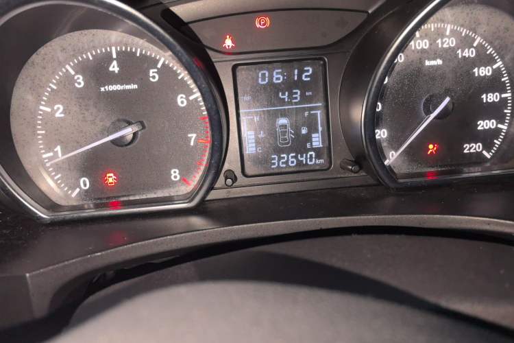 Used Zotye T600 2017 1.5T Manual Elite New Year Edition Odometer Close Up